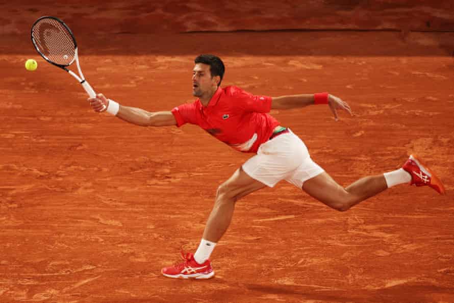 Djokovic se estica para jogar um forehand durante as quartas de final contra Nadal.