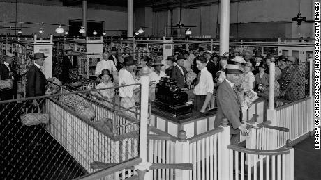 Compradores no Piggly Wiggly, o primeiro supermercado self-service, em 1918.