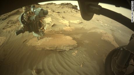 A câmera frontal direita para evitar riscos ao rover tirou uma foto mais ampla da série (abaixo). 