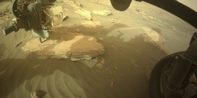 A espaçonave Mars Perseverance da NASA capturou esta imagem da área em frente usando a câmera frontal em suas costas para evitar perigos à direita A.  Esta imagem foi tirada em 12 de julho de 2022 (Sol dia 495) no horário solar médio local de 15:41:43.