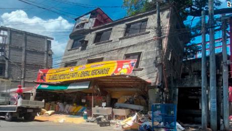 Edifício danificado deitado de lado após um terremoto nas Filipinas & # 39;  Governadoria de Abra em 27 de julho.