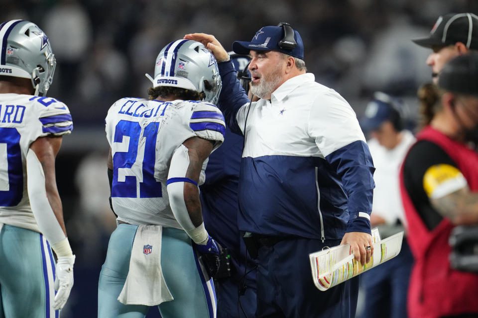 O técnico do Dallas Cowboys, Mike McCarthy (à direita), continua a expressar seu apoio a Ezequiel Elliott, mesmo com as dúvidas sobre o futuro de Elliott com a equipe.  (Foto de Cooper Neal/Getty Images)