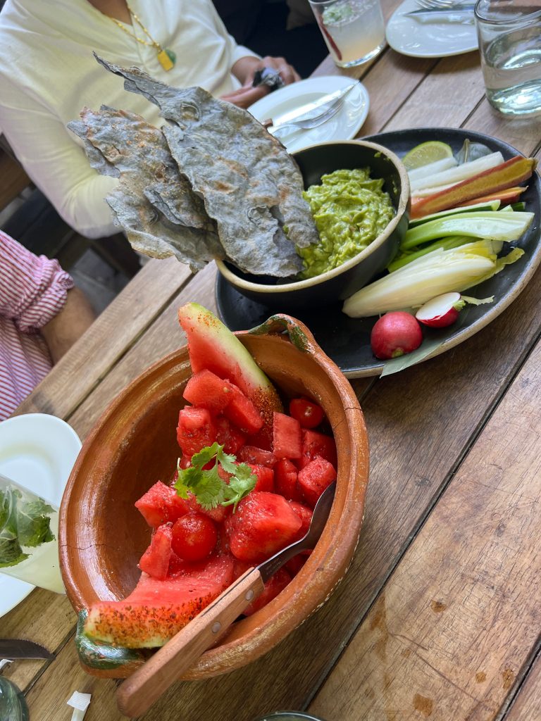 Salada de melancia e guacamole na ilha de Getano