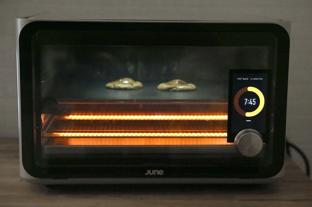 O June Smart Oven, que custa cerca de US$ 1.000, funciona por Wi-Fi e pode sentir os alimentos que você está cozinhando.