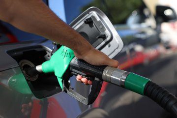 Tesco começa a guerra da bomba de combustível depois que a gasolina cortou 6,5 pence após a Asda cortar os preços