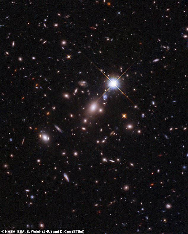 A distâncias tão enormes, os especialistas geralmente só podem formar galáxias inteiras, mas uma coincidência de sorte permitiu que eles observassem Earndale com o Telescópio Espacial Hubble (mostrado) e depois o observassem novamente com James Webb em 30 de julho.