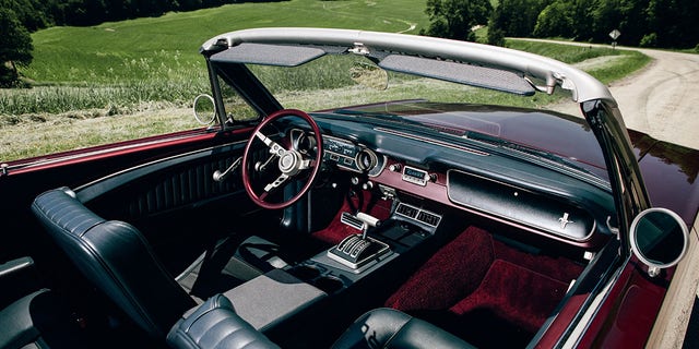 O interior do Mustang é uma interpretação moderna do original.