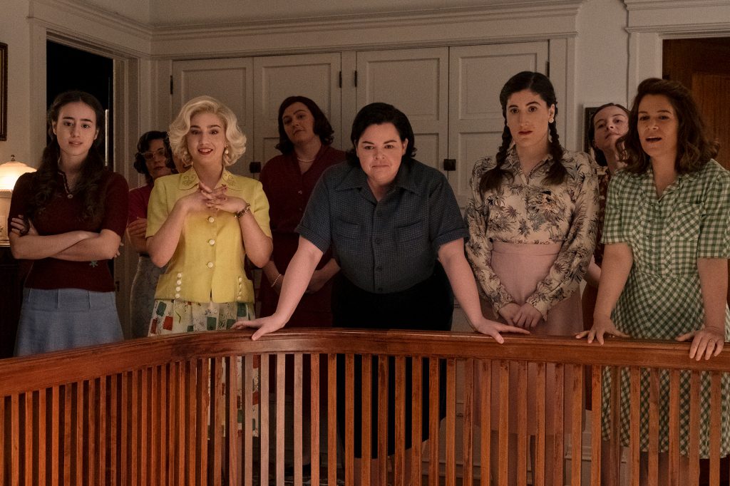 Os membros da equipe Esti (Priscilla Delgado), Maybelle (Molly Ephraim), Jo (Melanie Field), Shirley (Kate Berlant) e Carson (Abbi Jacobson) ficam ao lado da varanda da escada. 