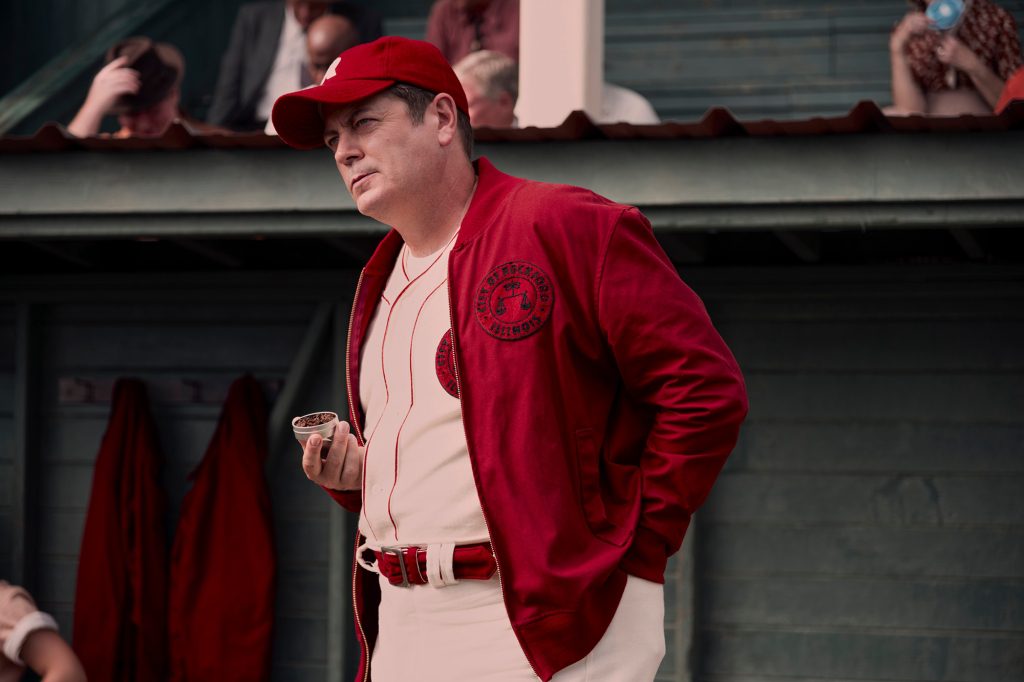 Nick Offerman em um uniforme de beisebol. 