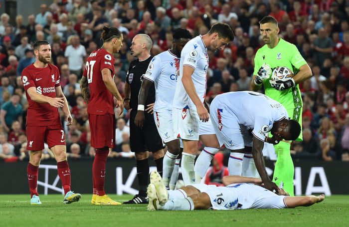 Joachim Andersen, do Crystal Palace, está deitado no chão depois de ter sido expulso por Darwin Nunez, do Liverpool.