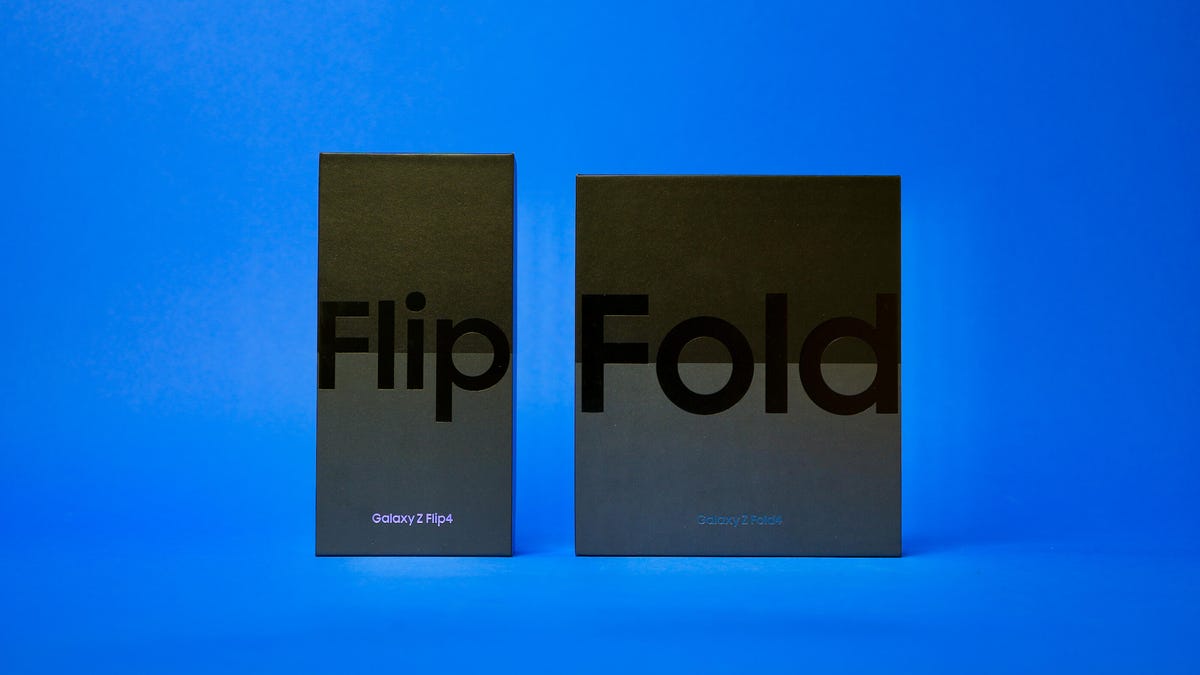 Caixa Galaxy Z Flip 4 ao lado da caixa Z Fold 4