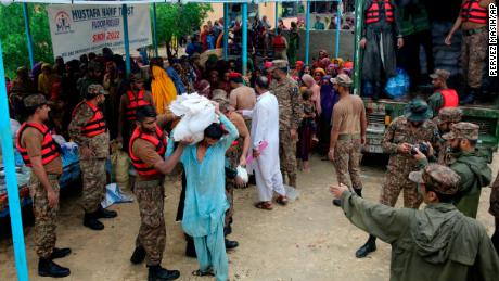 Forças do Exército distribuem alimentos e suprimentos para deslocados em um campo de ajuda humanitária no distrito de Jamshoro, no sul do Paquistão, em 24 de agosto.