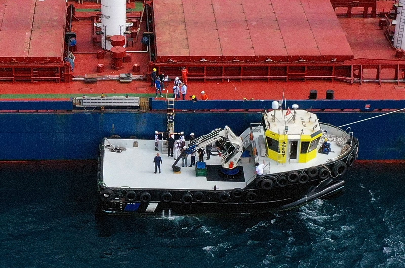 A equipe de inspeção embarcou no navio que transportava mais de 26.000 toneladas de milho no Mar Negro na quarta-feira.