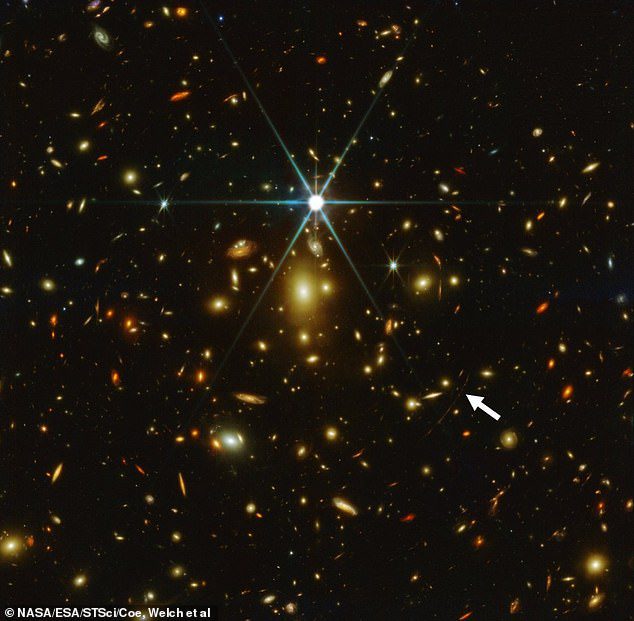 Muito, muito longe: A estrela mais conhecida do universo foi capturada pelo Telescópio Espacial James Webb da NASA.  Earndel está a aproximadamente 28 bilhões de anos-luz da Terra e é mostrado aqui nesta imagem onde a seta branca está