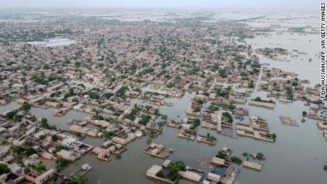 Esta fotografia aérea, tirada em 1º de setembro de 2022, mostra áreas residenciais inundadas na cidade de Dera Allah Yar, no distrito de Jafarabad, província do Baluchistão.