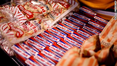 A embalagem inovadora do Cracker Jack ajudou a inaugurar uma nova era de lanches. 