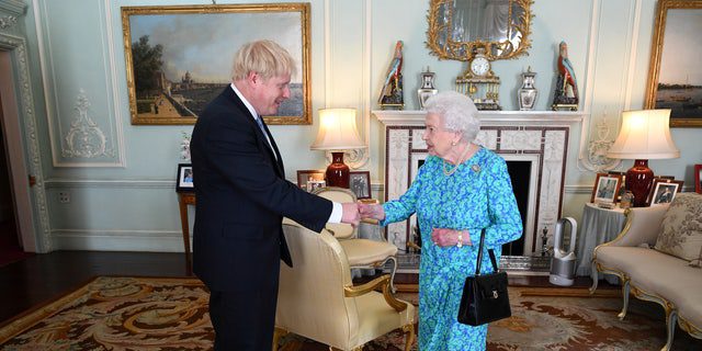 A rainha Elizabeth II dá as boas-vindas a Boris Johnson durante uma reunião no Palácio de Buckingham, onde o apresentará formalmente como o novo primeiro-ministro em Londres em 24 de julho de 2019. 