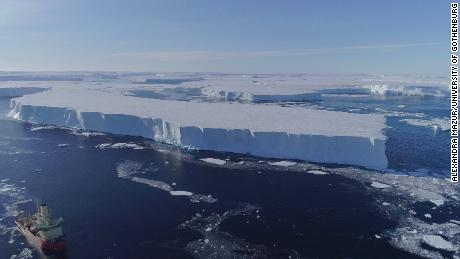 O navio de pesquisa do Programa Antártico dos EUA Nathaniel B Palmer opera perto da plataforma de gelo oriental em Thwaites em 2019.