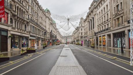Regent Street em Londres durante um bloqueio epidêmico.  O principal site de varejo é de propriedade da Crown Estate.