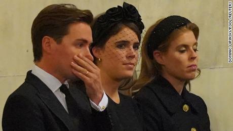 A princesa Eugenie, a princesa Beatrice e seu marido Eduardo Mapelli Mozzi participam de uma vigília em 16 de setembro de 2022.  