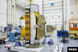Os membros da equipe DART inspecionam cuidadosamente a espaçonave antes dos testes de vibração em julho de 2021 (Crédito da imagem: NASA/Johns Hopkins APL/Ed Whitman)