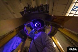 Os membros da equipe DART instalam e inspecionam o único instrumento da espaçonave DART - a Didymos Reconnaissance Camera and Asteroid Navigation Camera (DRACO) - na espaçonave em junho de 2021 (Crédito da imagem: NASA/Johns Hopkins APL/Ed Whitman)