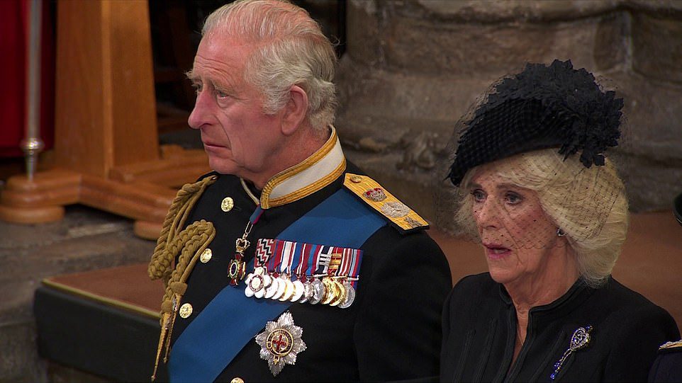O novo rei estava chorando ao se despedir de sua mãe na tarde de segunda-feira na Capela de São Jorge em Windsor