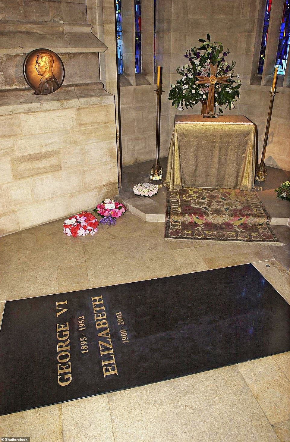 Sua Majestade a Rainha está enterrada ao lado de seu marido, o príncipe Philip, e seus pais, o rei George VI e a rainha Elizabeth, a rainha-mãe.  Na foto: Uma pedra na Capela Memorial de São Jorge VI na Capela de São Jorge em Windsor, onde a Rainha Mãe está enterrada em 2002