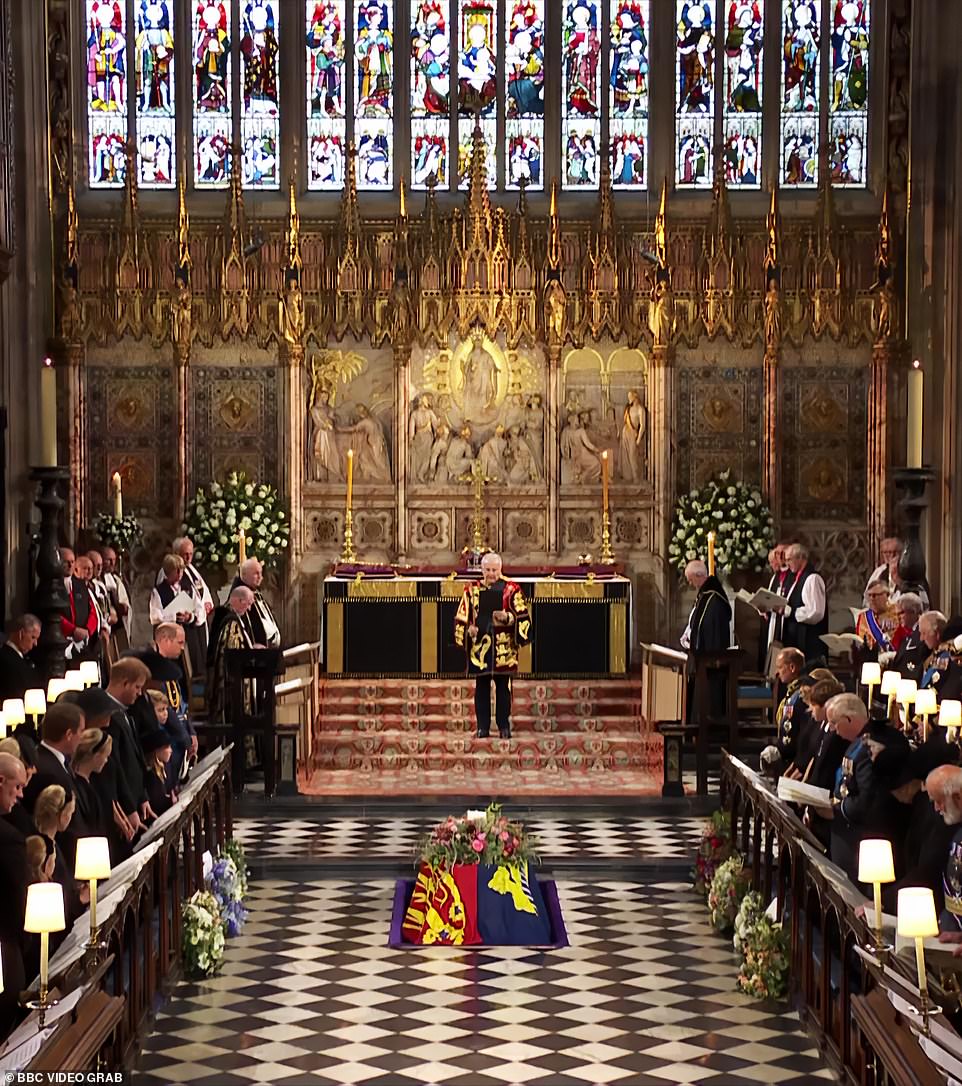O caixão da rainha Elizabeth II foi baixado abaixo da Capela de São Jorge em Windsor durante seu serviço na tarde de segunda-feira.