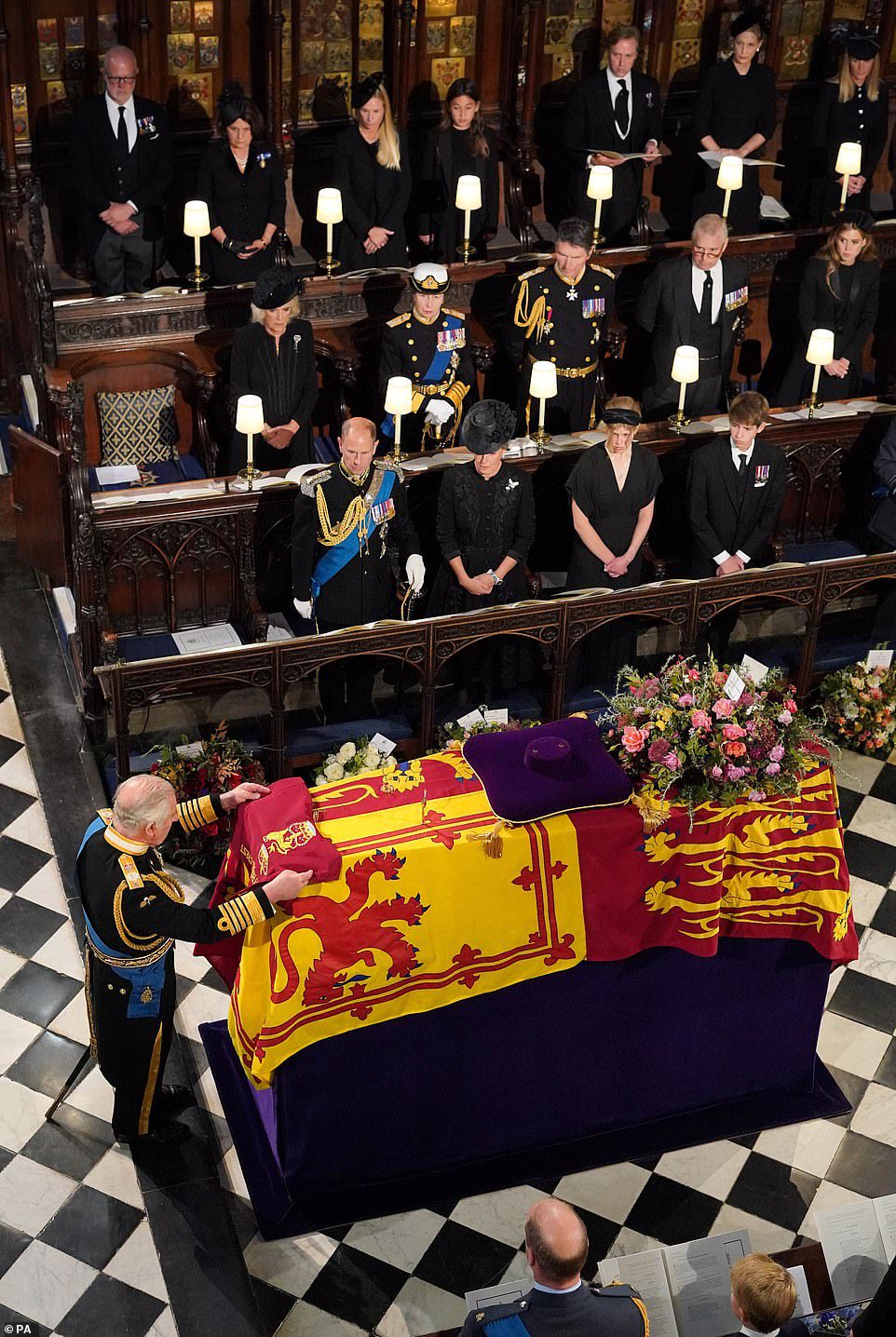 O rei Carlos III coloca a cor do acampamento da Companhia da Rainha dos Guardas Granadeiros no caixão de Sua Majestade na cerimônia de comissionamento de segunda-feira
