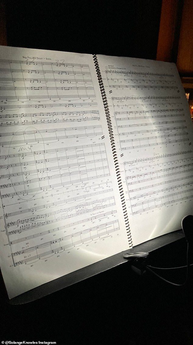 Onde: também tirei uma foto da partitura luminosa do fosso da orquestra