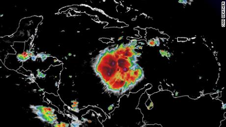 Tempestade tropical Ian se intensifica no Caribe e segue para a Flórida