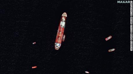 Imagens de satélite mostram o navio de carga OS 35 danificado e parcialmente submerso na costa de Gibraltar. 