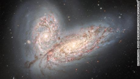 Uma nova imagem de galáxias em colisão mostra o destino da Via Láctea