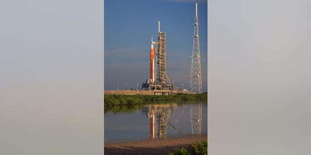 O foguete Space Launch System (SLS) da NASA está na plataforma de lançamento. 