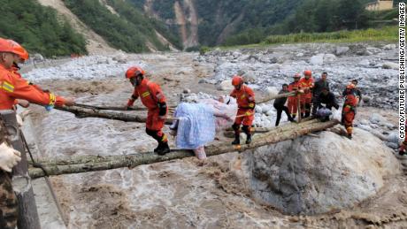 Equipes de resgate carregam os feridos no condado de Luoding, condado de Ganzi, província de Sichuan, China, em 5 de setembro de 2022.