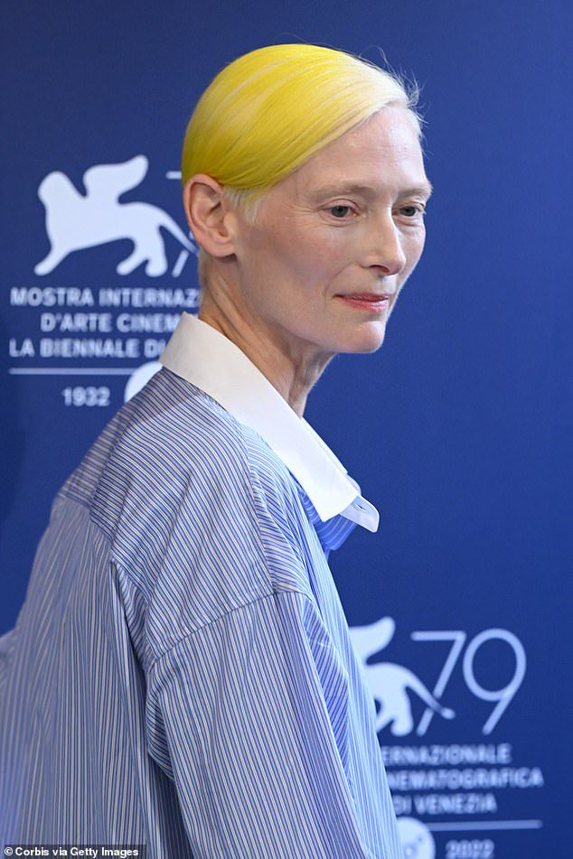 Incrível!  Tilda Swinton estreou uma cabeça de cabelo amarelo neon na fotografia de seu novo filme A Filha Eterna no 79º Festival Internacional de Cinema de Veneza na terça-feira