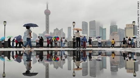 A chuva caiu no Bund em Xangai quando o tufão Muifa se aproxima em 13 de setembro de 2022. 