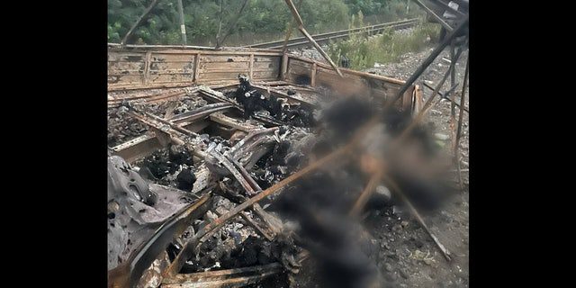 A foto foi tirada em 1º de outubro do ataque de 25 de setembro a sete carros civis na região de Kharkiv, que matou 24 pessoas, incluindo 13 crianças e uma mulher grávida.