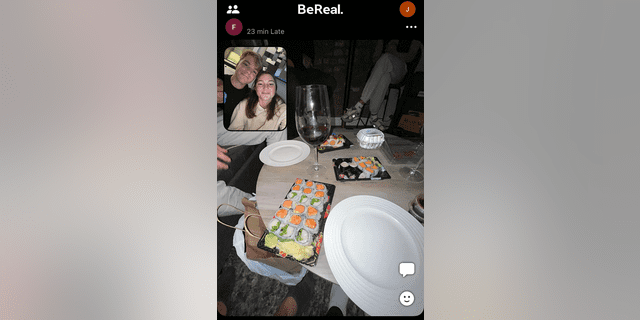 Shane Swanson e Alana Karpovich capturam BeReal enquanto desfrutam de um jantar de sushi no Lower East Side de Manhattan em 30 de setembro de 2022.