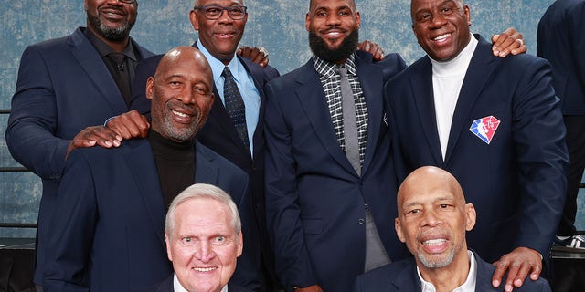 As lendas da NBA Shaquille O'Neal, Bob McAdoo, LeBron James, Magic Johnson, James Worthy, Jerry West e Kareem Abdul-Jabbar posam para uma foto durante o NBA All-Star Weekend em 19 de fevereiro de 2022, no Rocket Mortgage FieldHouse em Cleveland.