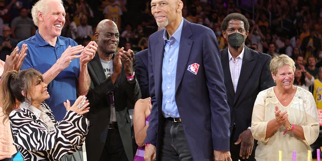 O Los Angeles Lakers comemorou o aniversário da lenda da NBA Kareem Abdul-Jabbar em 8 de abril de 2022 na Cryto.com Arena em Los Angeles.