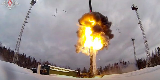 Esta imagem é de um vídeo fornecido pelo serviço de imprensa do Ministério da Defesa da Rússia em 19 de fevereiro de 2022, mostrando o Yars ICBM.