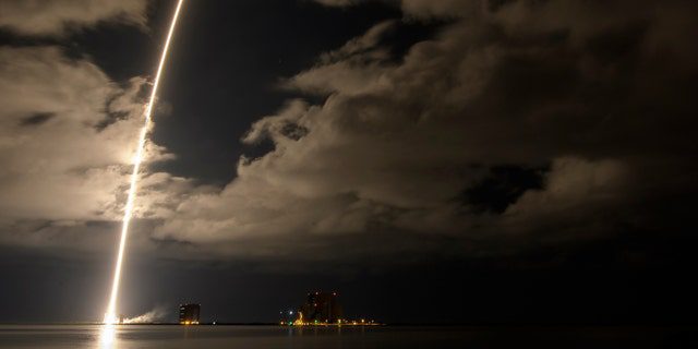 Um foguete Atlas 5 da United Launch Alliance com a espaçonave Lucy a bordo é mostrado nesta imagem de exposição de 2 minutos e 30 segundos ao decolar do Complexo de Lançamento Espacial 41, sábado, 16 de outubro de 2021, na Estação da Força Espacial de Cabo Canaveral, na Flórida. 