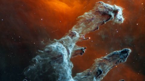 A nova imagem do Telescópio Espacial James Webb mostra os Pilares da Criação em luz infravermelha média.
