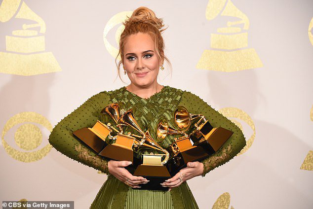 Vencedor do Grammy: Adele ganhou 15 prêmios Grammy até agora.  Visto aqui com os cinco prêmios que ela levou para casa do 59º Grammy Awards em Los Angeles em 2017