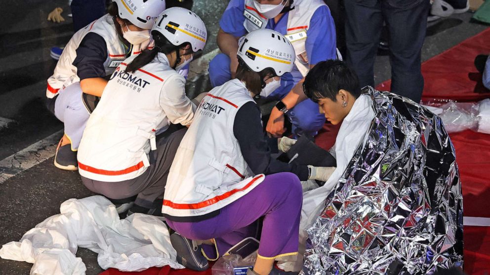 Foto: Um homem recebe ajuda médica de membros da equipe de resgate no local onde dezenas de pessoas ficaram feridas em uma debandada durante o festival de Halloween em Seul, Coréia do Sul, 30 de outubro de 2022. 