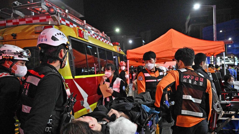 Foto: Equipe médica cuida de uma pessoa em uma maca depois que dezenas ficaram feridas em uma debandada, depois que pessoas lotaram ruas estreitas no bairro de Itaewon da cidade para comemorar o Halloween, em Seul, Coréia do Sul, em 30 de outubro de 2022.