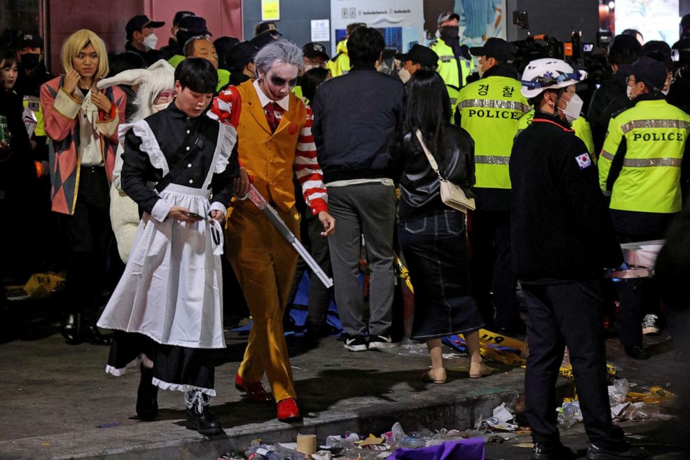 Foto: festeiros deixam o local onde várias pessoas morreram e ficaram feridas em uma debandada durante um festival de Halloween em Seul, Coreia do Sul, 30 de outubro de 2022.