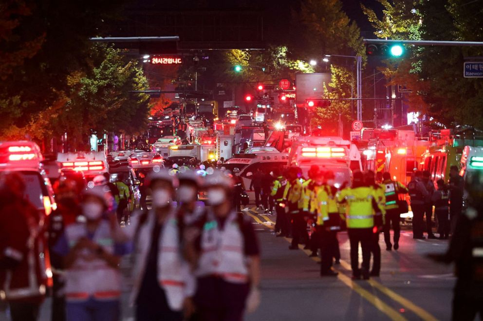 Foto: Equipes de prescue trabalham no local onde dezenas de pessoas ficaram feridas em uma debandada durante o festival de Halloween em Seul, Coreia do Sul, em 30 de outubro de 2022.